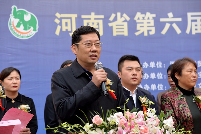 河南省财贸轻纺烟草工会委员会李延举主席,郑州市轻工纺织工会李晓林