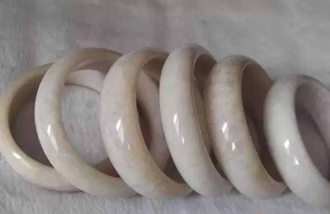 干白种是质地粗,透明度不佳的白色或浅灰白色翡翠 ,此品种无色或色浅