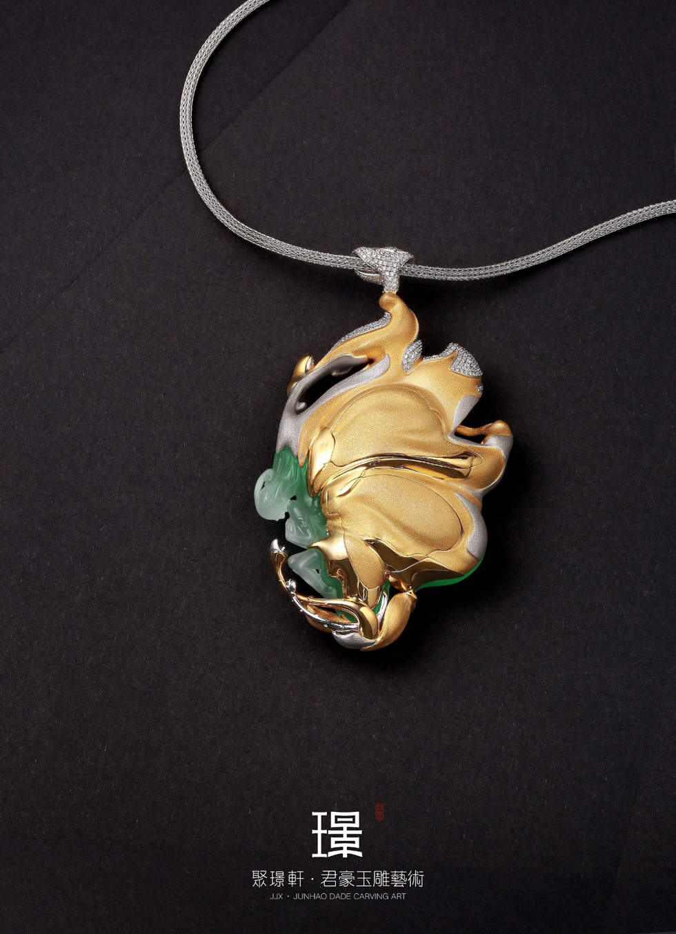 蝴蝶仙子足尖踏莲,面容恬静,姿态优雅,底部k金花苞将放未放,一人一物