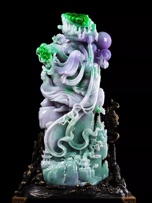 2018年12月,翡翠作品《福在眼前》荣获"中华玉雕华表奖"银奖; 2019年9